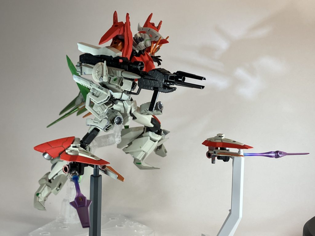 ドラグーン・シールド本機のオリジナル武装３つ目です。普段は肩にシールド状で取り付けられたオールレンジユニットです。もちろんシールドとしての機能もありビームシールドを発生できます。ユニコーンのシールドファンネルからアイデア着想を得て、前機の「ジャスティスカイザー」にドラグーンユニットが装備されていたこともあり、遠隔武器にはドラグーンを採用しました。ビームランチャーとの組み合わせ。とてつもなく強そうです(笑)ドラグーンの塗装には下地白からガイアの新色チェリーブルーのパール塗料を使用しました。かなり良い質感でおすすめです！