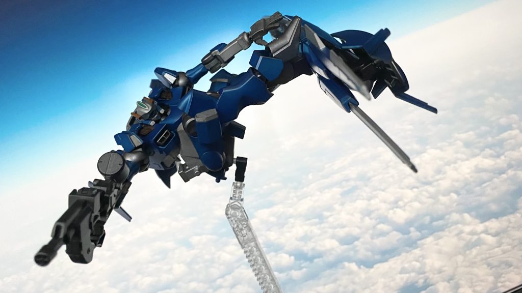 おそらく今までのMS空中機動において、類を見ないほどの全く新しい空中機動を可能とする本機体であるが、基本的にはこの機体の武装は、手持ちのビームバルカンのみである。しかし、そのアクロバティックな空中機動は、相手の視覚内にその姿を捉え続けることを許さない。相手の視覚外から攻撃。これはつまり、機動性能=火力。と言っても過言ではないだろう。