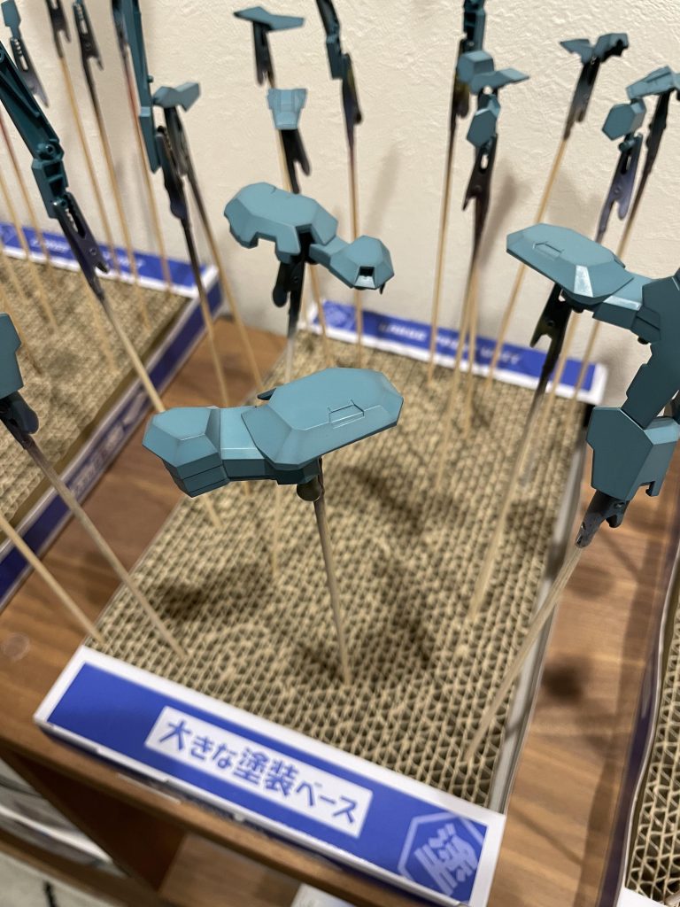 カラーレシピフレーム:黒サフ→スタブラアイアン下地:色ノ源シアン+イエロー+ウイナーブラック+クールホワイト緑色パーツ:下地色+クールホワイト追加白パーツ:下地色+ニュートラルグレーI赤色パーツ:モンザレッド+ブラウンツインアイ:蛍光グリーンバーニア等:フレームメタリック1+プリズムブルーブラック(部分のみ)