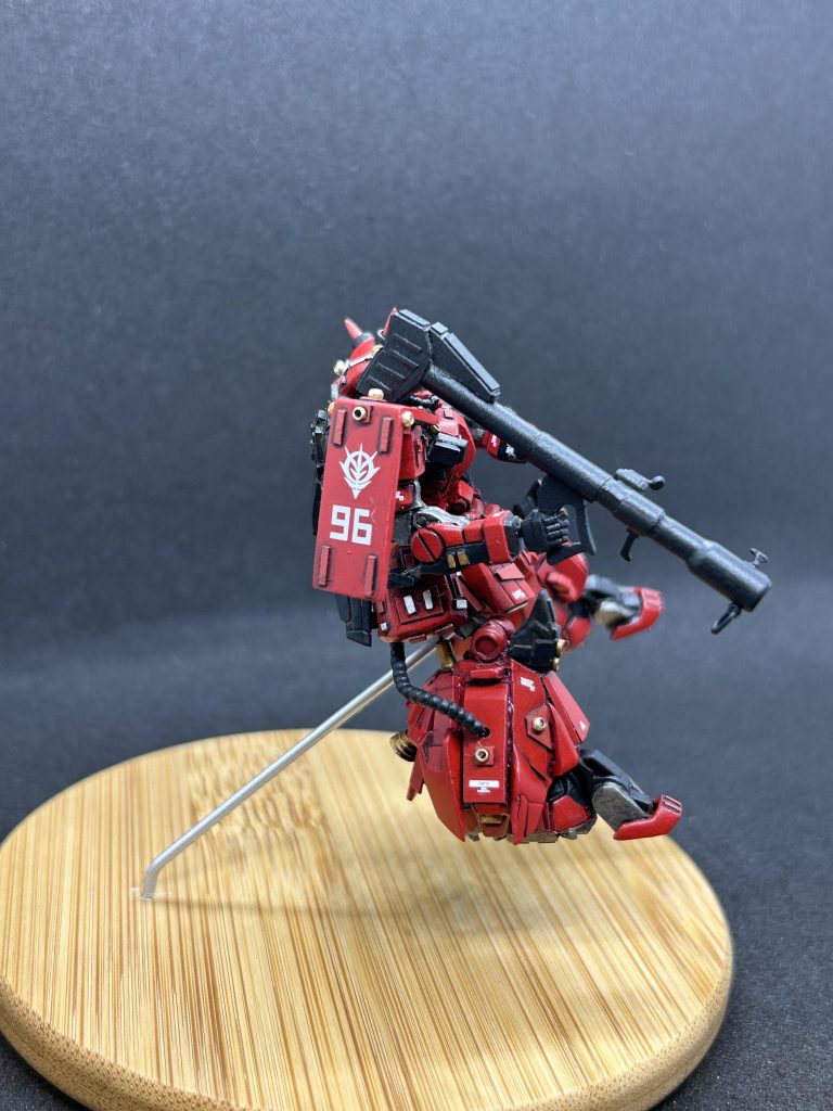 全身のアポジモーターは100均のメタルビーズを使用、仮で使用してる台座もこれまた100均の食器コーナーで見つけたもの。