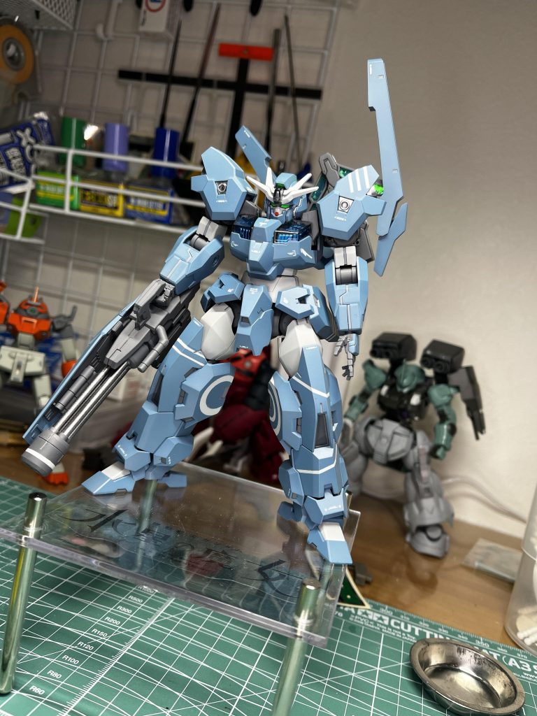 デカールまで完了!後ろに写ってるディランザはこのカラーリングで行く予定です!カラーテストのためにウルにこの色になってもらいました。結果よかったです!!