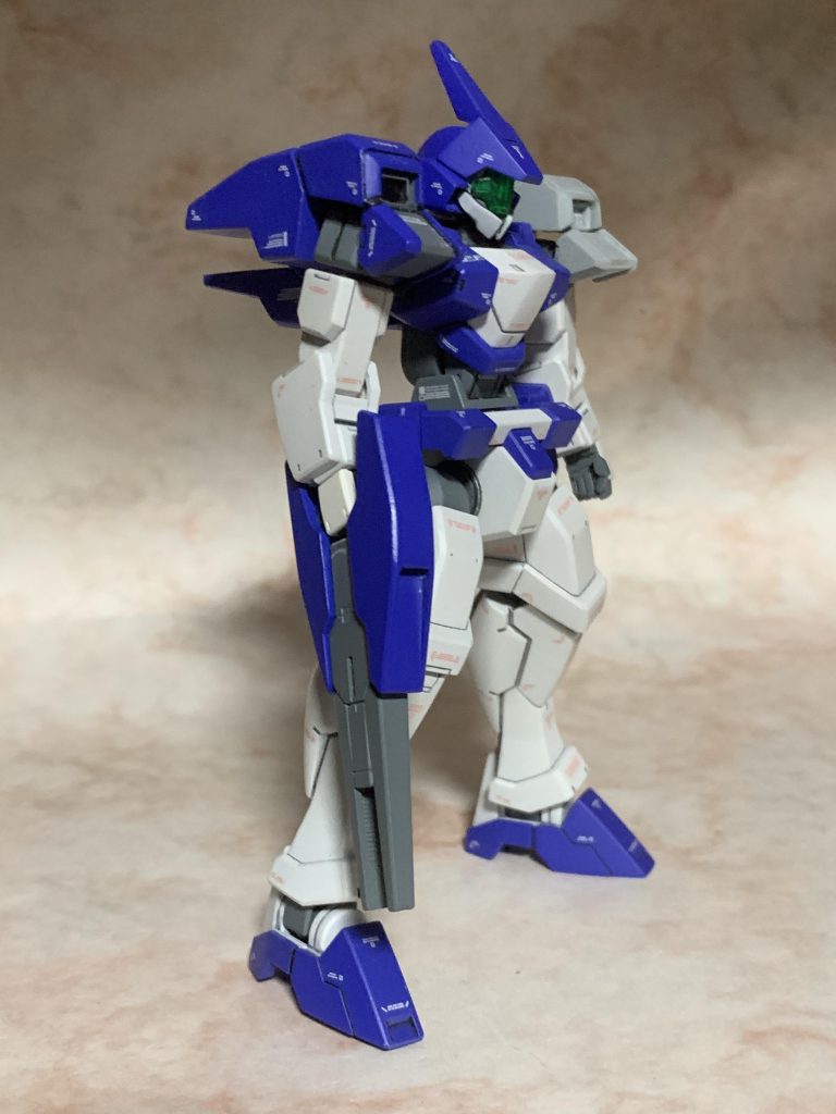 専用のドッズライフルもクランシェの物をショートバレルにして使用。頭部はジェノアスのパーツにプラ板を貼り付け調整。　左右のサブカメラにクリアパーツのランナータグを2㎜角で切り出して貼り付けました。