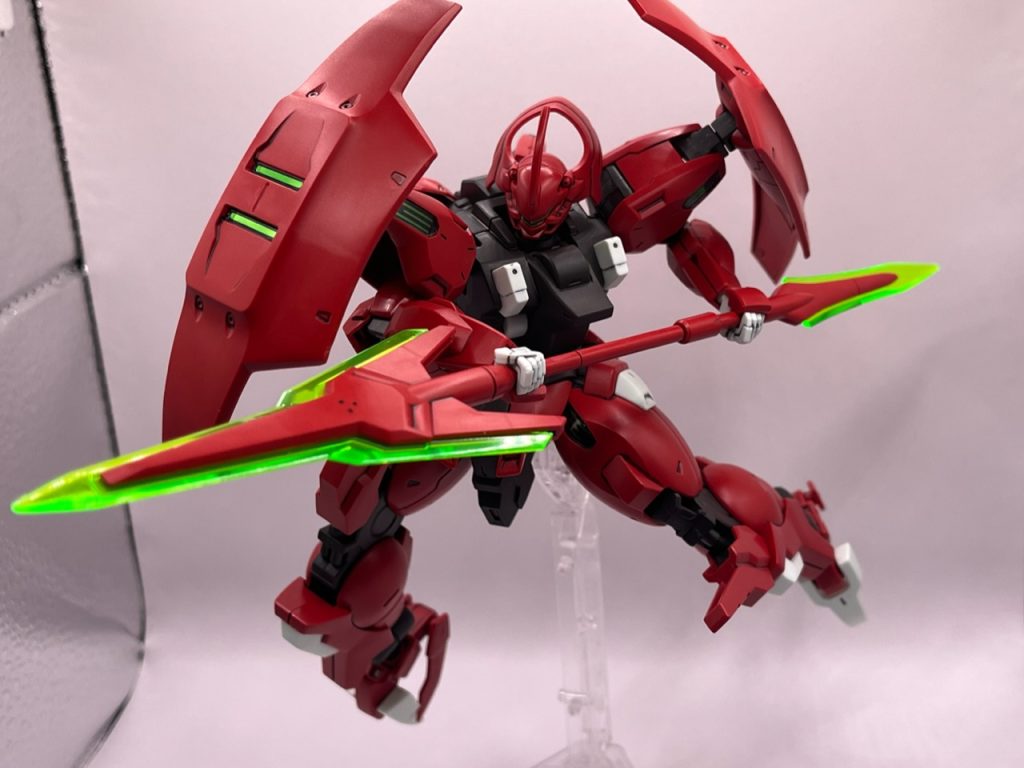 両手で構えるグエル