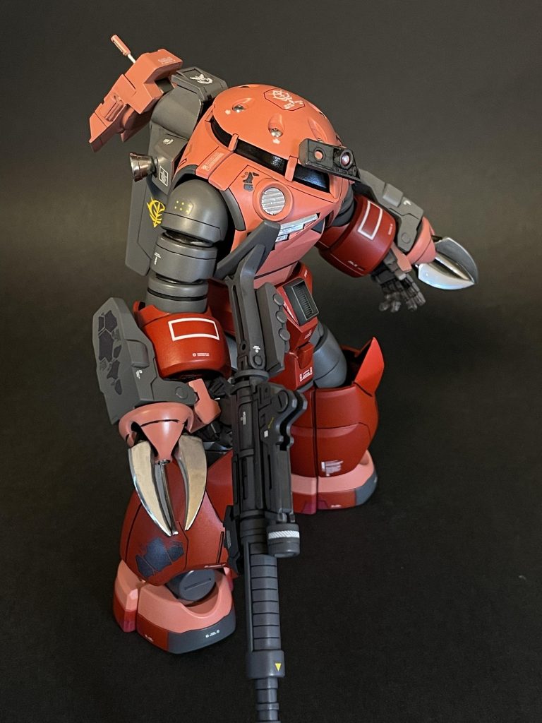 マニピュレーターに換装したことにより、ビームライフル他各種装備を使用可能にした機体スコープはそのビームライフルと組み合わせることを想定されたもので、より精度の高い狙撃が可能な機体となりました。これはズゴックが高度な隠密行動を可能と確信したシャアが、ジャブロー内に侵入し、連邦軍に見つかることなく、重要拠点を次々と破壊して行く作戦を想定したものです(オラ設定)