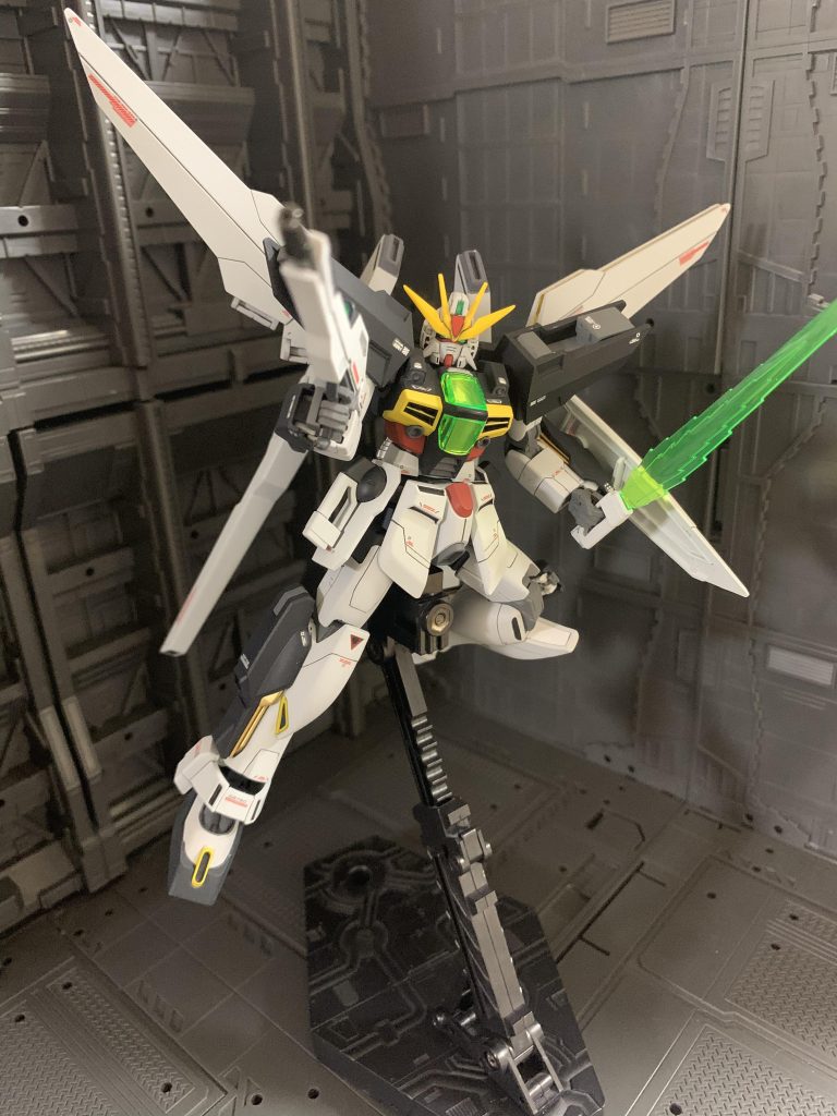 武器を構えて。古いキットですが、稼働はまぁまぁ良好です。サーベルラックがポロリしやすいかも…💦