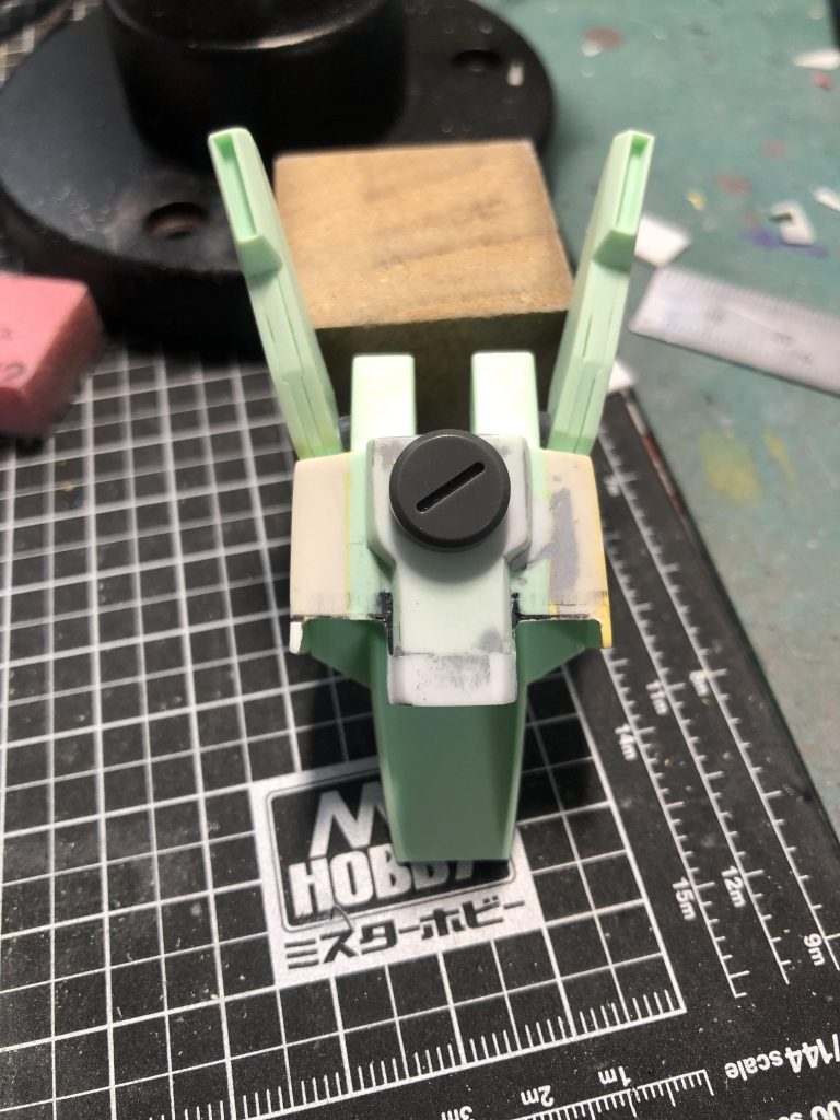 一般販売品のジェガンを使用したのでバックパックの形状をAタイプに変更