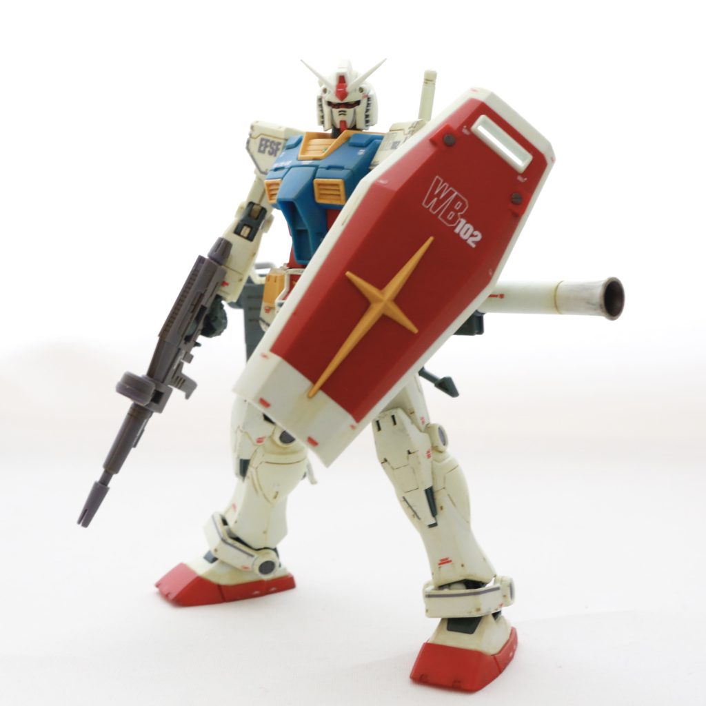 オリジン版アレンジのパーツがたくさん付いてますが、最もオーソドックスに見えるパターンで組みました(通常の向きのシールド、胸とライフルは中期、肩は前期、袖はシンプルな箱型のもの)。