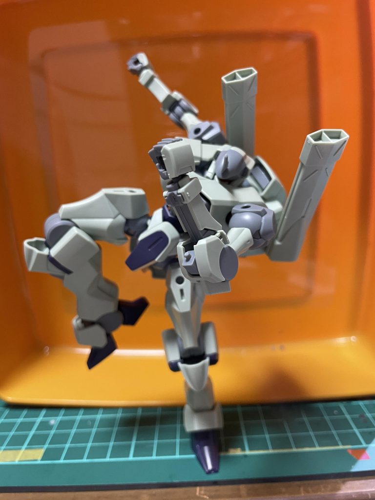 可動域凄いですね！グレー色のパーツ、摩耗対策ですかね？ニッパーでカットしたら粘り気ありました！