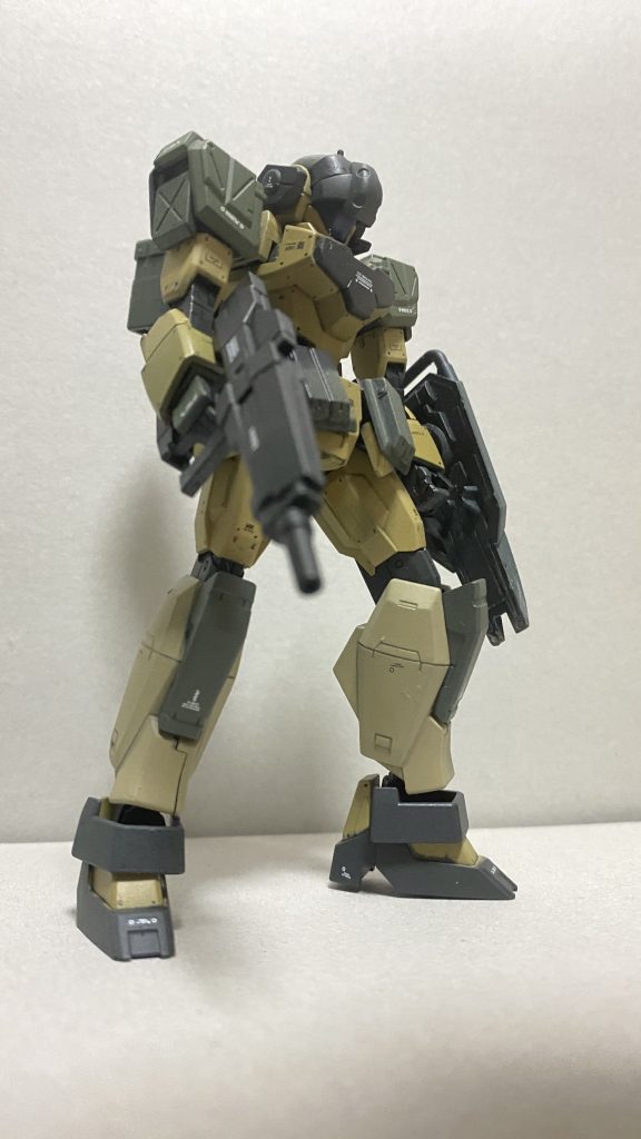 そして何か物足りなかった下半身をいつも通りグランサ脚に変えたのですが、それだと面白くないな、組み替え可能な設定にしよう！でもAGE-1ノーマル足はシンプル過ぎる.....せや！と急遽アデルの脚を組み立て、塗装までして用意しました。塗料も一から作り直したので実は微妙に色が違ってるんです。これはちょっと失敗でしたね😇