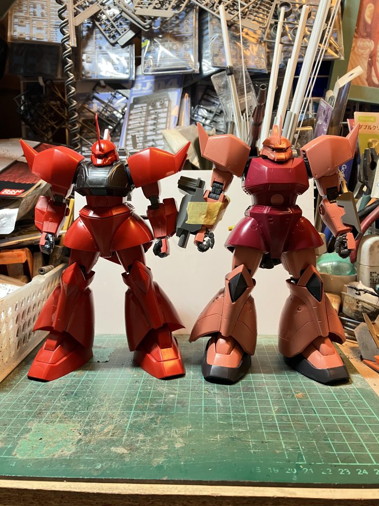 最初はver2.0でジョニー・ライデン機と考えてましたが、2.0は全体的に太く、バックパックをそのまま装着するとちょっと小さく感じました高機動型ゲルググはスリムなイメージでしたので結局ver1.0のまま改造にしました中古で買いまして、保存状態が悪かったか、古いキットだから、ただの劣化でパーツが破損しやすい状態でしたから、大掛かりな改造はせずディテールアップ+αにしました