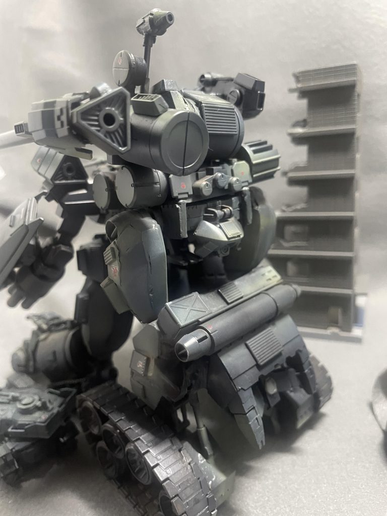 動力源は熱核融合炉を有しており、緊急用に燃料電池を搭載。最大出力は915kWとガンタンクやザクIをわずかに上回っていた。正式名称はGUN-HED-TANK(ガン・ヘッド・タンク)であるが、戦場ではGUN-HEDと略称されていたと言う。