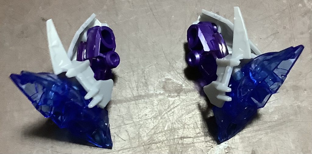 脚部の組み立てなんか足がトゲトゲしててドラゴンって感じが一気に増しましたね。見えづらいですがちゃんとサイドアーマーが付いてます。ちなみに足は膝から上が紫のメタリックパーツ、膝から下が紫のクリアパーツになってます。