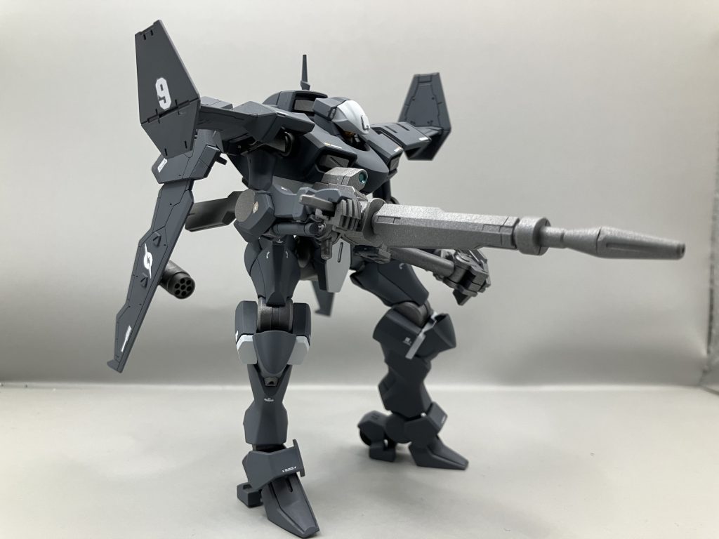 武装はデミトレーナーオプションパーツのライフルを装備。グリップはコトブキヤのモデリングサポートグッズを使用