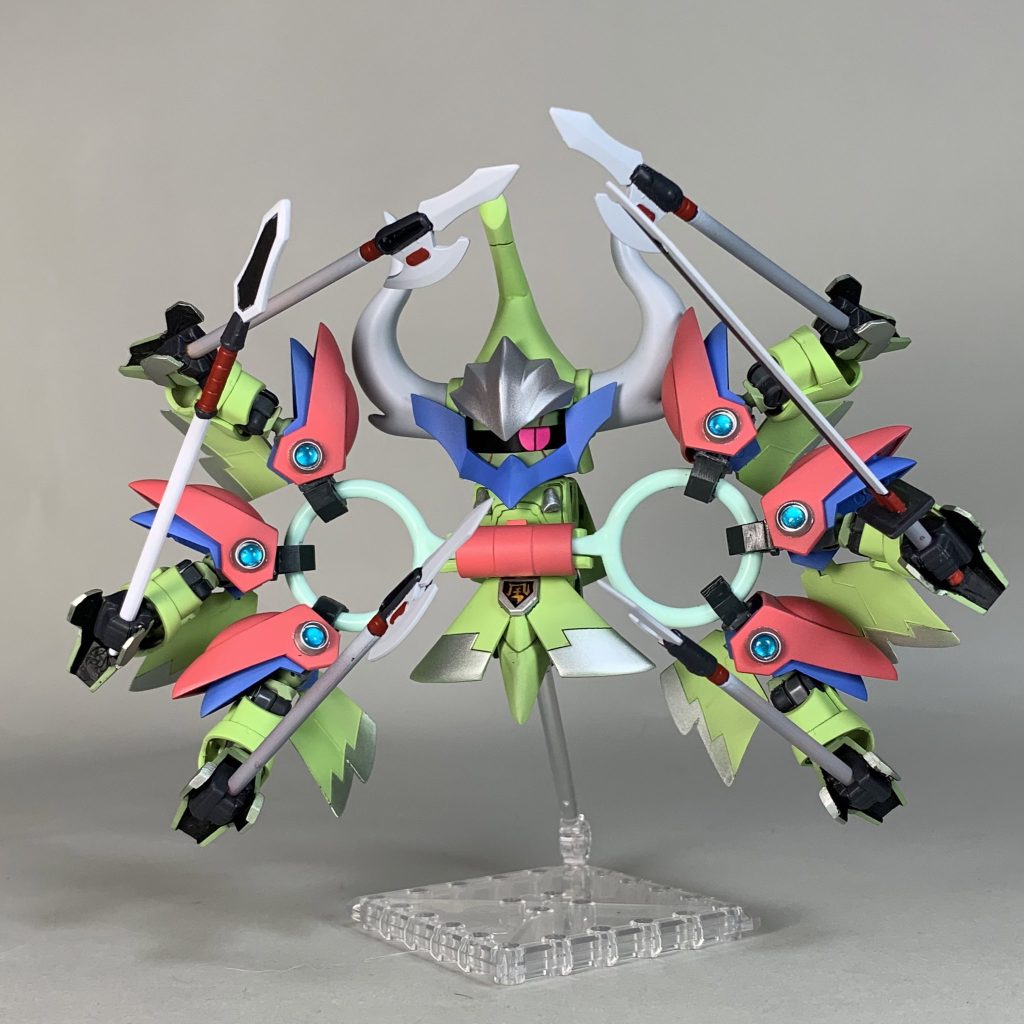 すべての手に武器を持ち強襲する