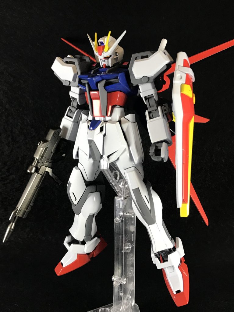 光沢やキャンディ、メタリック塗装が好きなので基本ピカピカです。劇中も反射表現がカッコよかったので…フレームはつや消しでメリハリ付けつつ、武器類は調色ガンメタ使ったりして遊びました。