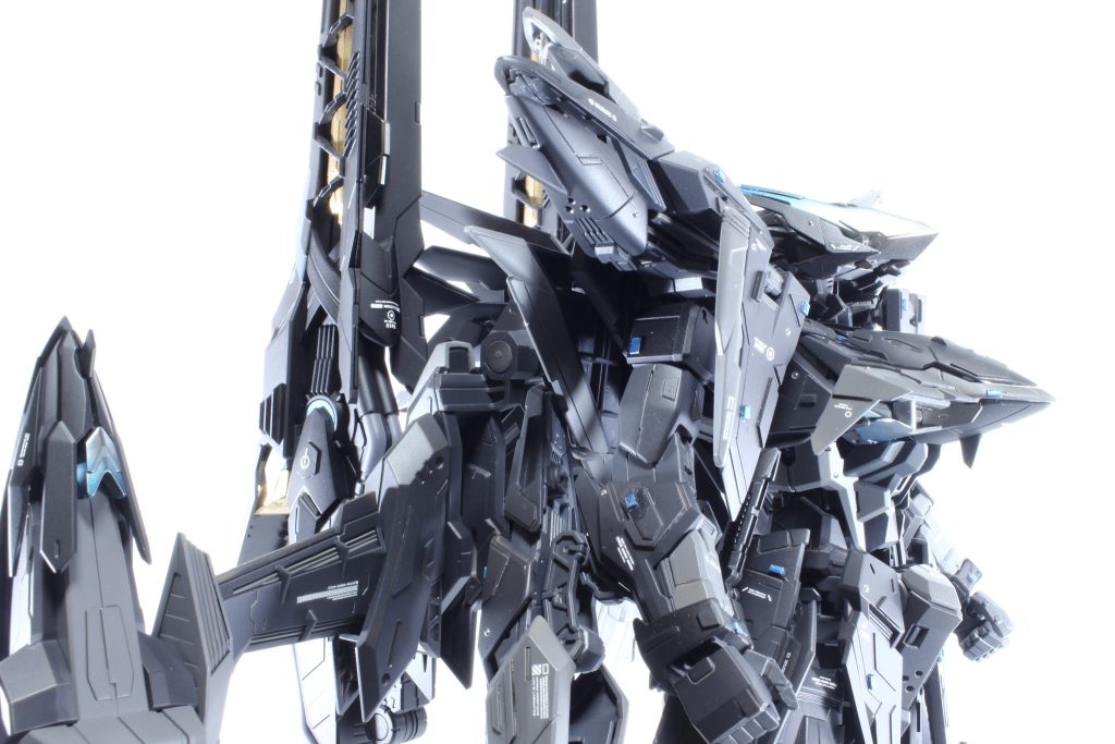 所々にプラ板フィンとメタルボールを 各センサーチップはうるさくなりすぎないように ガイアの蛍光ブルーは透けるので、プレミアムミラークロームを下地に濃いめで吹き付け