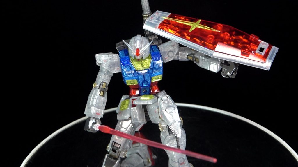 このガンプラは可動域が広くて、色々ポージングができるので楽しいです!