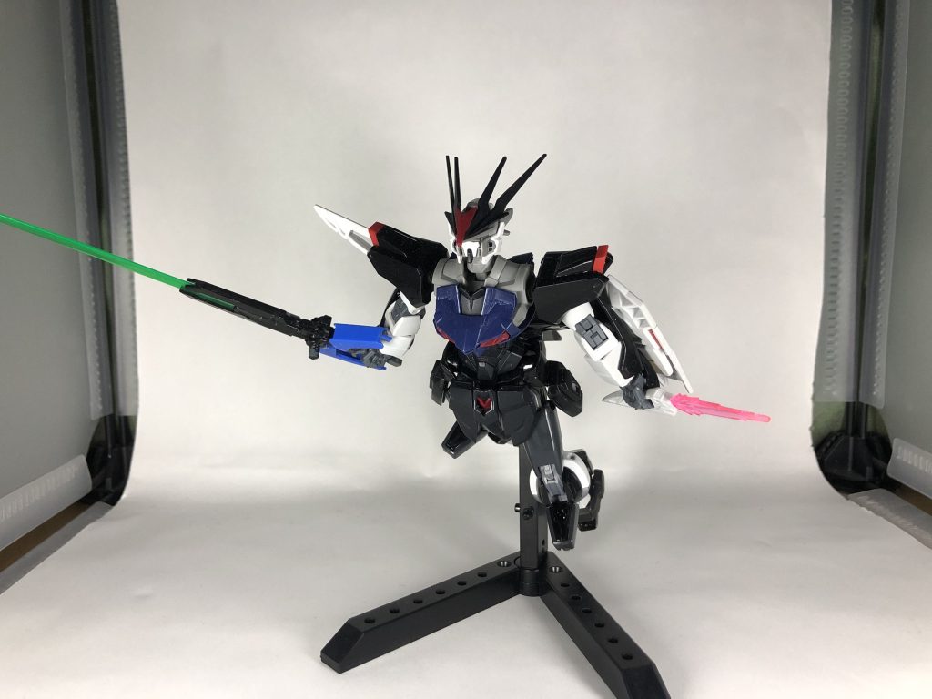 主兵装:ステュクスⅢ先代のコラスィから装備されている剣型の武装。これまでは単純に剣として使用されてきたが、新たにライフルとしての機能を追加。遠近共に対応出来るようになった。刀身にはレアメタルΩの余りを使用している。他武装1:ビームブーメラン/ビームブレイド両肩に装備している1対の投擲兼近接武装。ビーム刃の出力と発生方向を変更することでブーメランとブレイドを使い分けることに成功。奥の手としてビーム出力のリミッターを解除したビームサーベルが使用可能だが、長時間使用した場合はオーバードライブによる暴走が起こる。