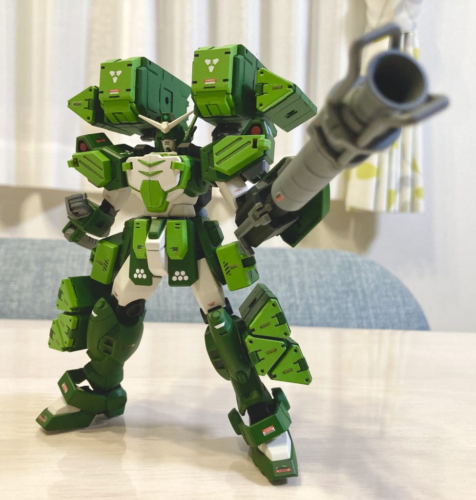 ライガーゼロパンツァーはキャノン砲が付いていたので、それに寄せてビームガトリングをビームバズーカに改造。因みにシナンジュのバズーカの先端です。