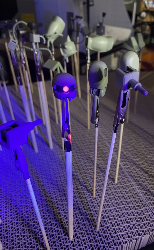 モノアイはHアイズのクリアパーツを使用裏にガンダムマーカーのEXシルバーで塗ってから上から蛍光ピンクで発色を良くしてみました。