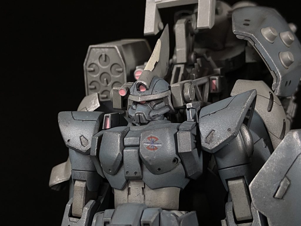 以上、ご覧いただきありがとうございます！！ヤフオクで処分されるガンプラを20体10,000円とかで買い、こうしてひとつのモビルスーツにするのは楽しいし達成感あります。ただ関節のヘタりを治したり、接着済み、部分塗装済みのパーツを加工するのは大変なので善し悪しですね。そもそもジンはめっちゃタバコ臭かったので洗うのも苦労しました。最近は新作ガンプラの流通がようやくまともになってきた印象で、バンダイ他企業さんの努力に感謝。次は最近買った新作キットをやりたいなー。