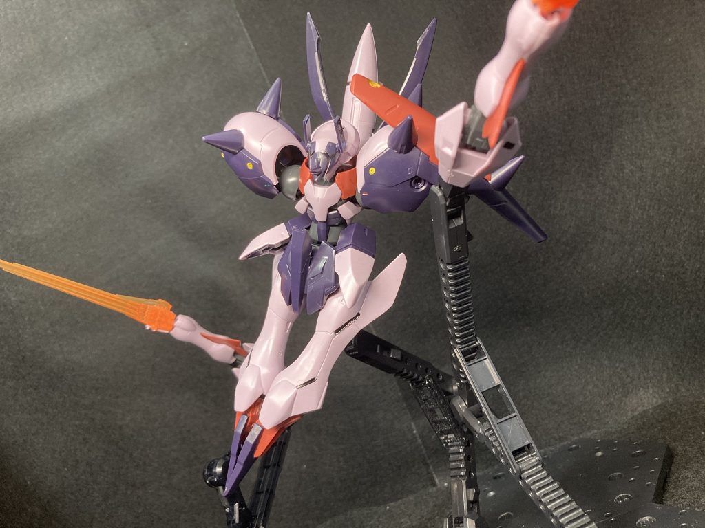 蹴るような姿勢や