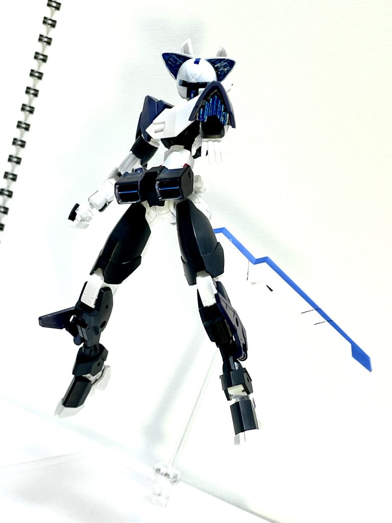 ◆武装はビームサーベルのほか、推進器でもある左腕のパーメットクラフトと、ガンビットと同じビーム砲口を各部に装備している。◆また、ガンビットを３基持っているため独自に障壁を展開することも可能。