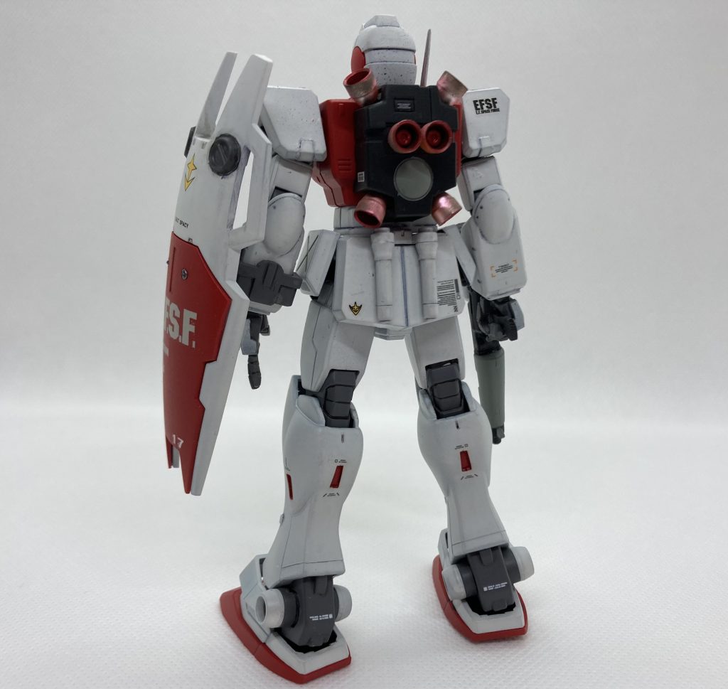 シールドのエンブレムは削り取ってデカールにしました。丸モールドの塗装は失敗するんじゃねーか?と思って塗ったらやっぱり失敗しました。