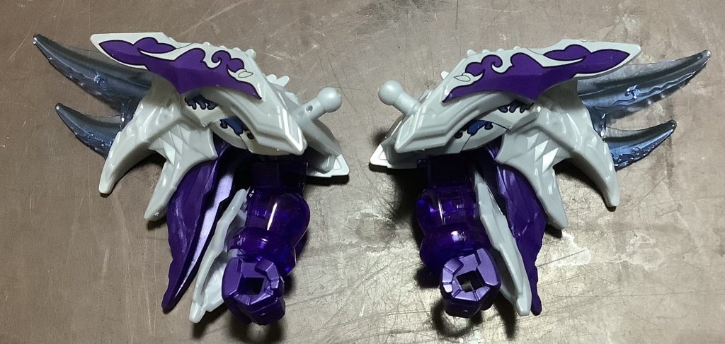 腕部の組み立てこのキット、至るところにクリアパーツがありますね。かっこいい。ただ、シールが多いですね。前に紹介していた趙雲ダブルオーガンダムのシールは確か23枚か25枚くらいあったんですが、このキットは比べ物になんないです。そんぐらい多いです。