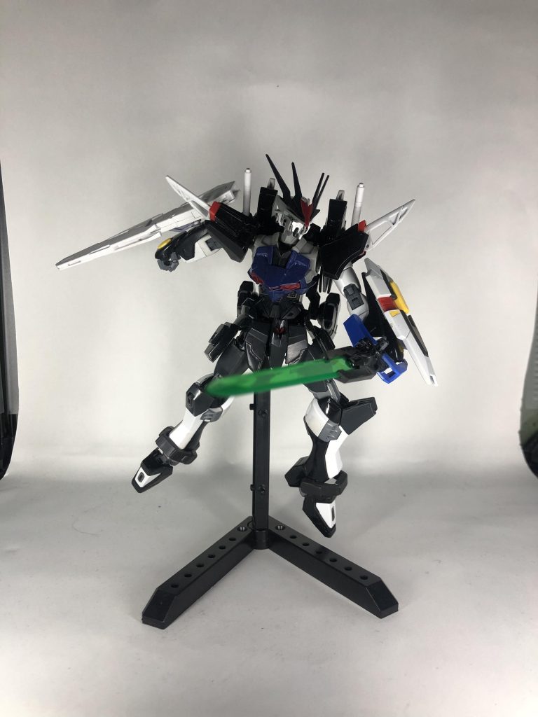 特殊武装1:β・バスターソードガントレットにビット・ライフル先端の白いユニットを連結して初めて使える。先端からビーム刃を形成し、戦艦をも両断可能にするビーム出力を誇る。