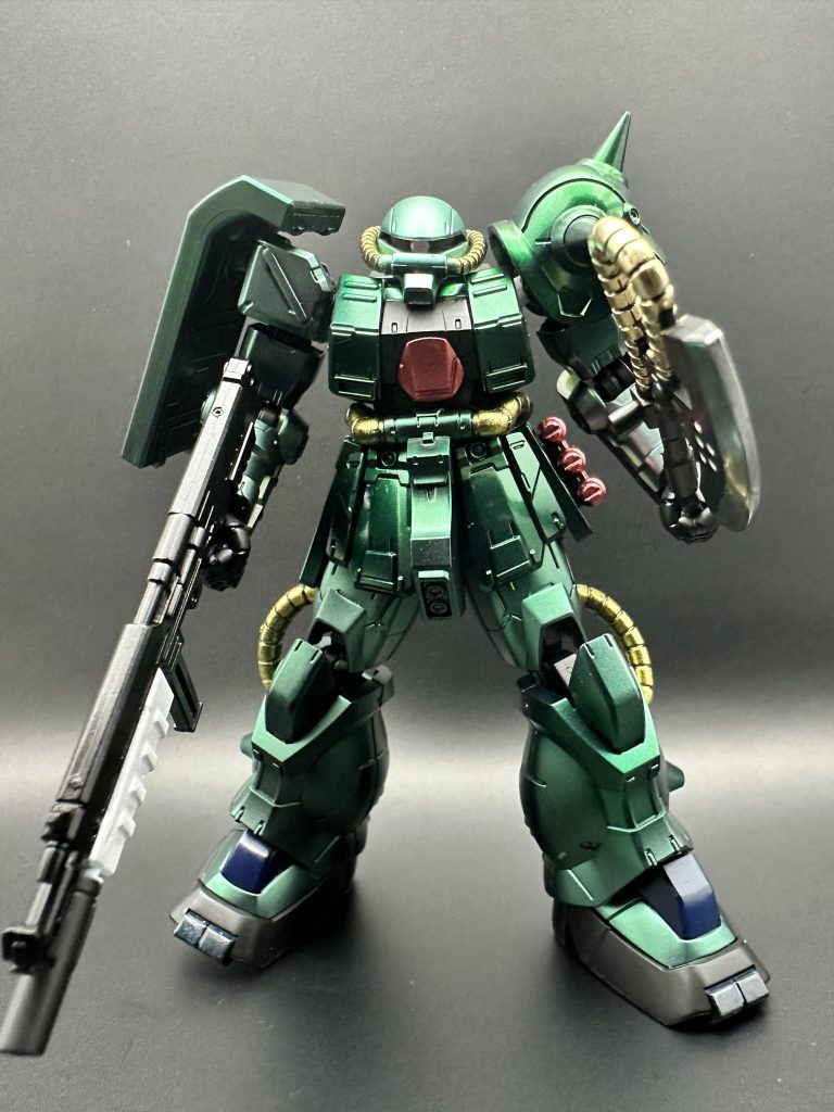 光沢を出したい為に表面処理はせずサフもせず、油分落とす為に超音波洗浄だけ実施。FAキットは手首と肩がとんでもなく突き出てるのでカットして短縮。塗装は下地にガイアアルティメットブラック→クレオスクリスタルシリーズのムーンストーンパール08番→クレオスEXシリーズ104クリアグリーン