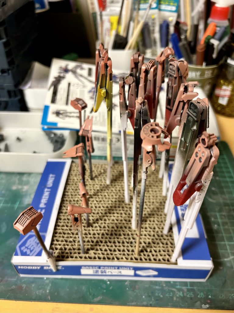 黒サフの上にシャアピンクを薄く拭き、その後モンザレッドを乗せました。赤の発色がハッキリしたのと、黒スミがいい感じに残ったのは成功かな。