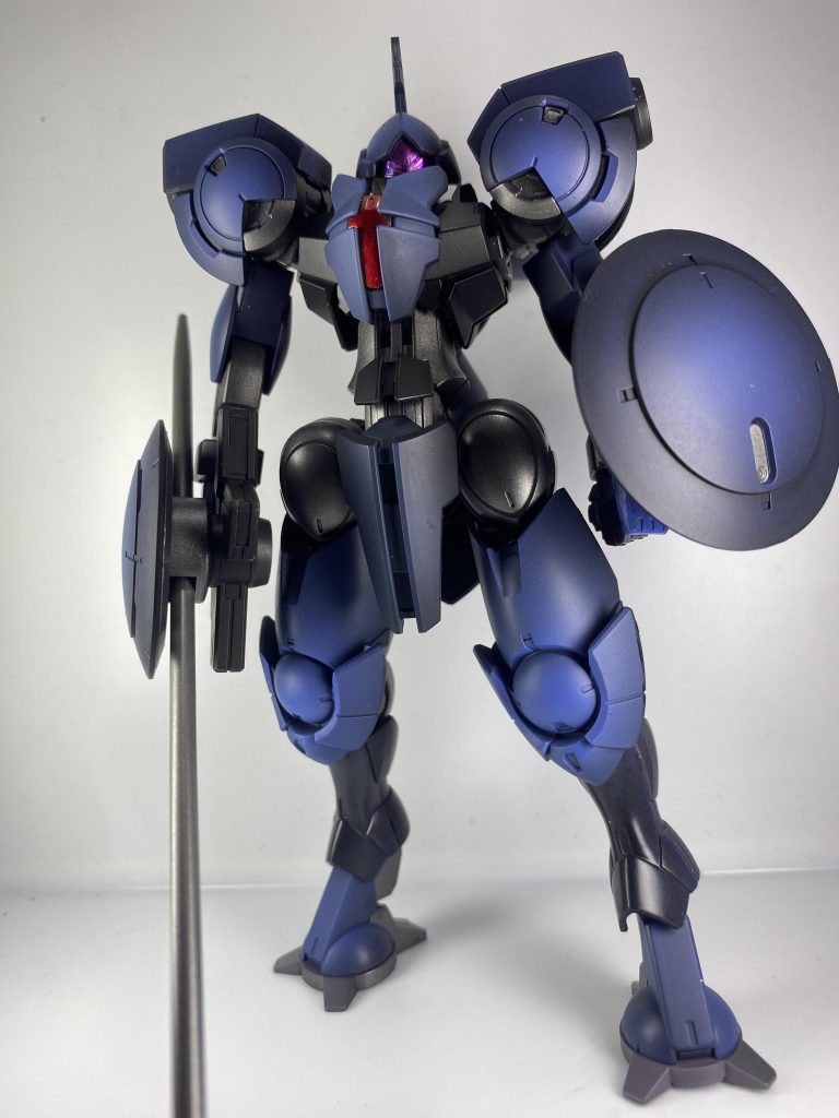 デカール、艶消し前です。画像以前は、暗めのティターンズブルー単色でしたが、エアリアルブルーを吹いた事で、円形の盾と肩・膝パーツにメリハリがつきました。