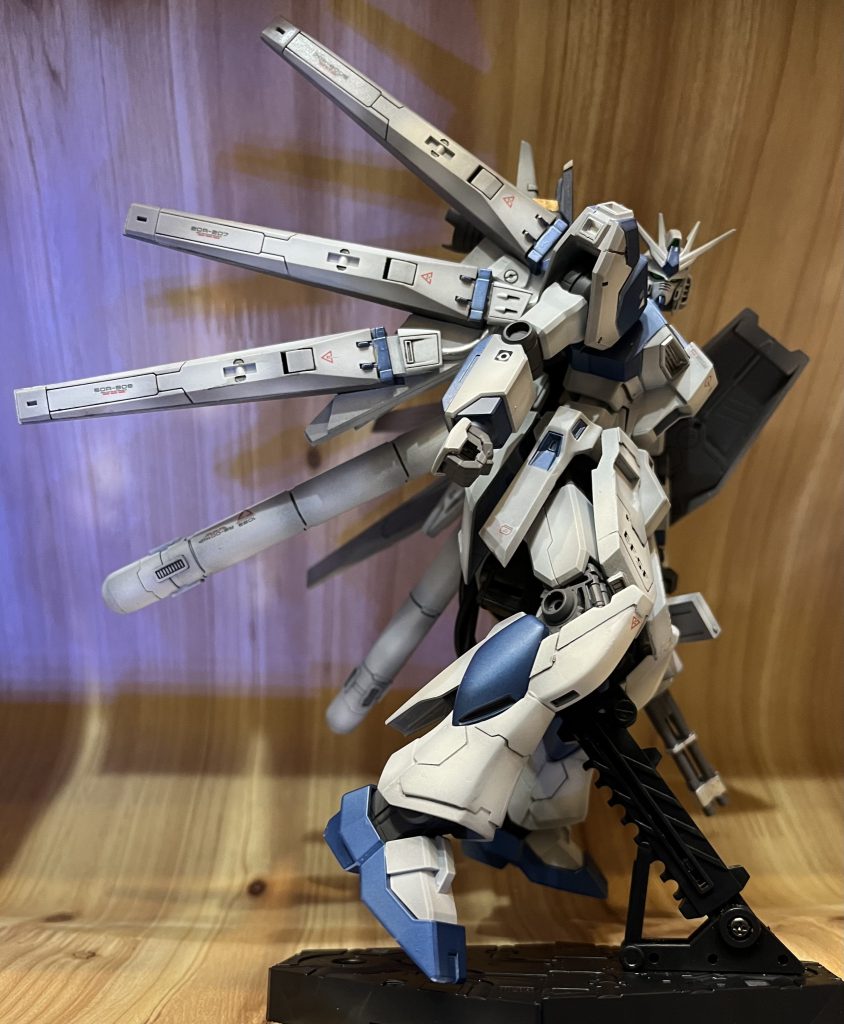 ファンネルRGのものをファンネルとしてではなく羽のようにしました部品が足りてないので裏はプラバンでつくりました デカールまがってる!!!( ꒪Д꒪)付け根は一応抜き差しできるようになっていて、見えにくいですが結構ごちゃごちゃさせています