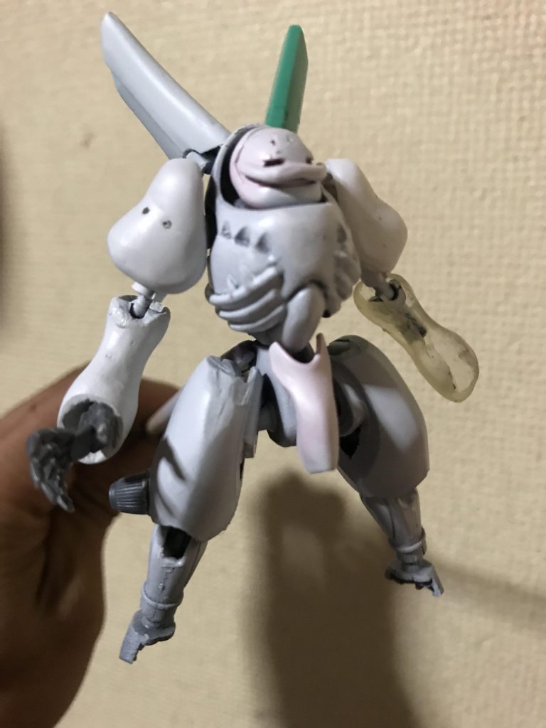 「HGBF ガンダム・ジ・エンド」付属のイッカクをベースにジャンクパーツ等で手足を作り、エポパテを盛ってからの形状出しです。