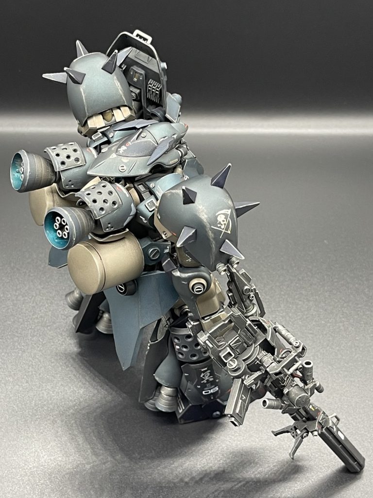 肩アーマーは、左右対称となるようパーツを変更。スパイクアーマーに左右異なるパーツを追加。各スパイク先端部の先鋭化はせず、微かに先端に丸味を持たせた個体をアソート。