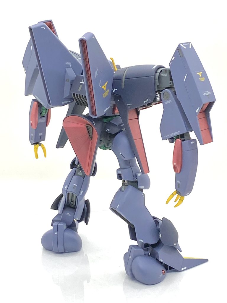 バイアランみたいなねずみ色の成型色は合わせ目処理をしますと大変白化しやすく案の定、白化してしまいました。そういう時も慌てずに説明書通りに調色してそれをぼかす様に吹けば良いのですが・・・自分はラッカー塗料を使っているのですが説明書に出ているすみれ色は水性塗料かアクリジョンしか無く、仕方なく似ているガイアカラーのラベンダーを代用して調色をしたら顔料のせいか明るくなり過ぎてしまいました。暗くするのに黒を入れると一気に暗くなり過ぎて取り返しのつかない事になるので・・・こういう時に役に立つのが色の素でまずは青系のシアンを爪楊枝を使い、様子を見ながらちょっとずつ入れて更に赤みが足らないと思い、最後はマゼンタを本当に極少量入れますと成型色と全く同じ色になりました。ここで妥協してエアブラシで吹きますと色味が全然違い、合わせ目があるのがわかってしまうので同じ色になるまで徹底的に調色するのが品質を上げるコツだと思います。おかげで腕やバックパック両側のスラスター部の白化部分は全く分からなくなりました。