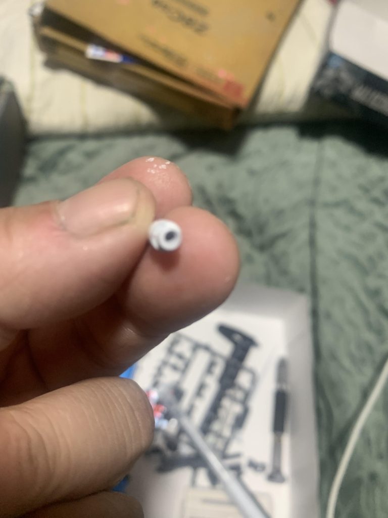 ビームサーベルの部品はピンバイスで穴を開けての……