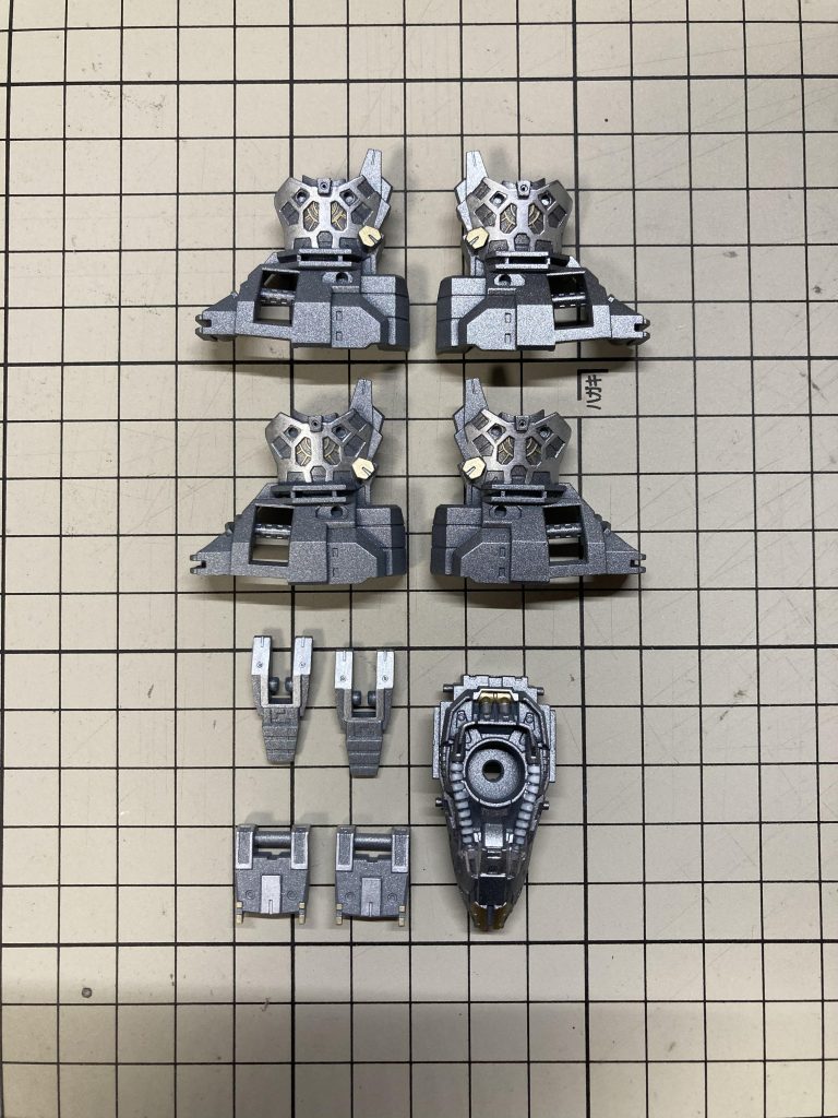 外装がある為、見えませんが内部フレームも多少塗り分けをしています。