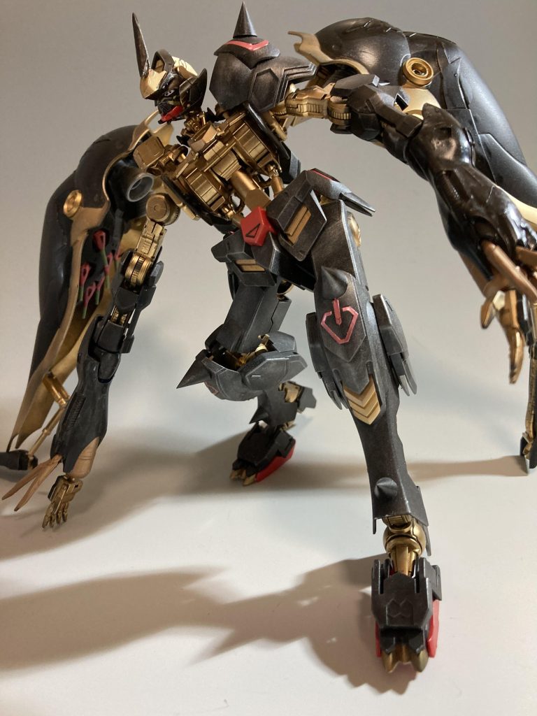 死闘。色々外したり付けたり。エアだったり筆も。ガンダムらしさを感じないようにしました。