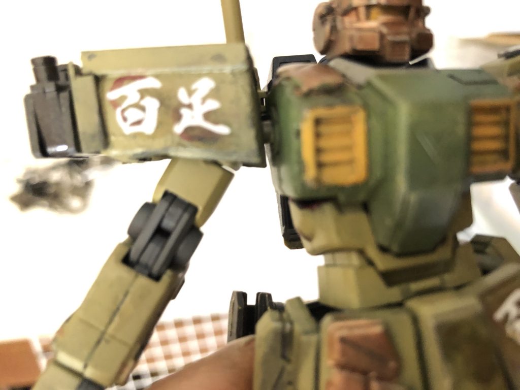 このデカールを貼る為に肩を大型化してアンシンメトリーに