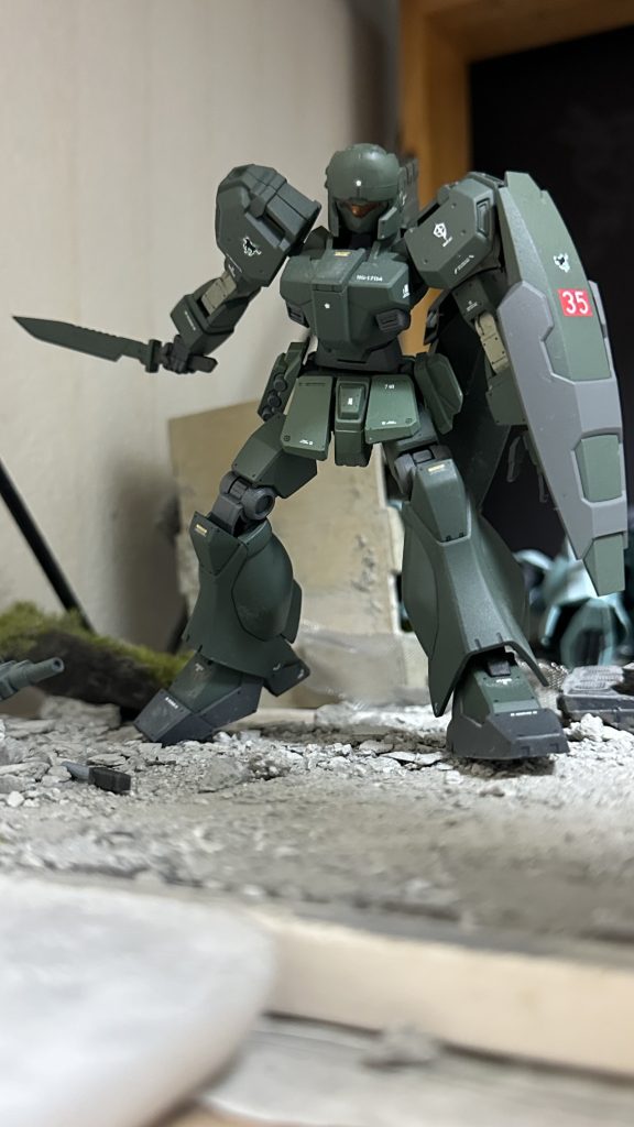 今回は「ガンプラからヘルダイバーっぽい機体を作る」コンセプトでしたが、元機体に引っ張られることなく自由に作れたのかなと思います。(見た目こそ空挺レイバーですが、バックパックや武装などは完全にアデルや自身の性癖を反映させています)また、機材は乏しいですがパテ盛りやヤスリの整形、関節流用など今までトライしてこなかった分野にチャレンジできたので技量向上という面でも有意義な製作でした。ではこの辺で。アデルはあと3箱ストックがあるのでその分だけオリジナル機体を作ろうかなと思っています。