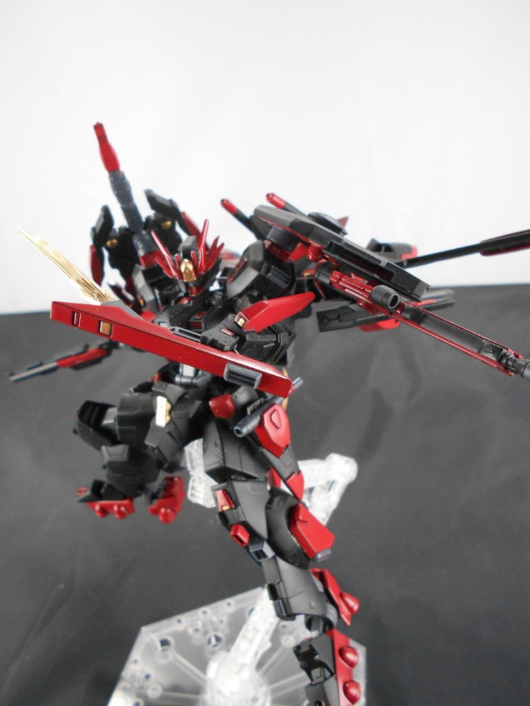 ビームキャリーシールド改、「スティリ」。元々武装にあったビームシールド、アンカークロー、ビームブーメランにビームライフルも追加しました。ビームブーメランにはスラスターを追加して軌道を変えたり、速さを上げることが出来ます。「スティリ」はギリシャ語で「猛火」のアナグラムです。