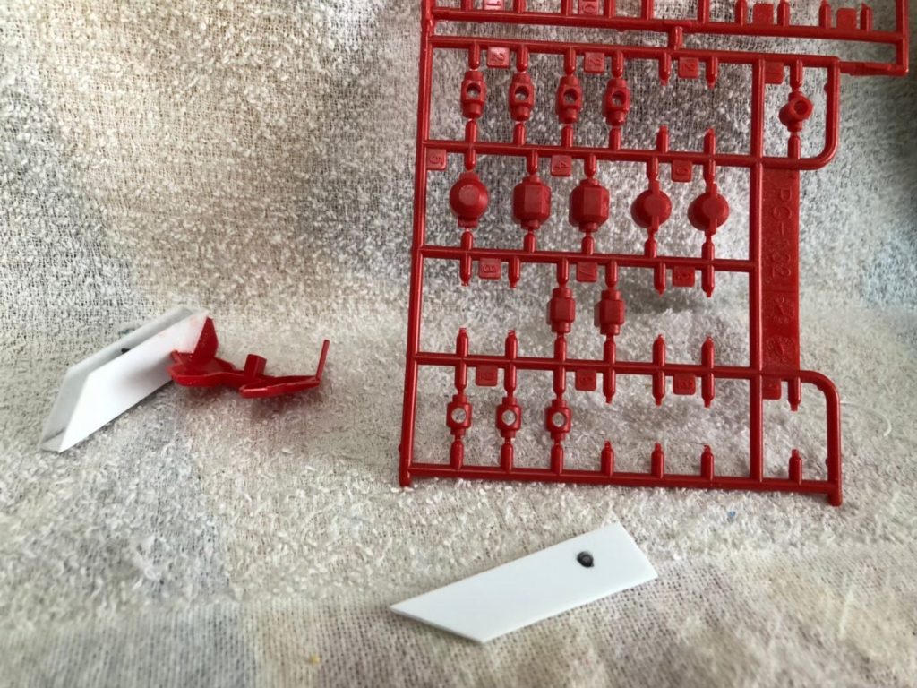 腰のサブアームの接続部はプラ板で箱組後、穴を開け余りのポリキャップを接続(画像はユニコーンの物)を使い作成。