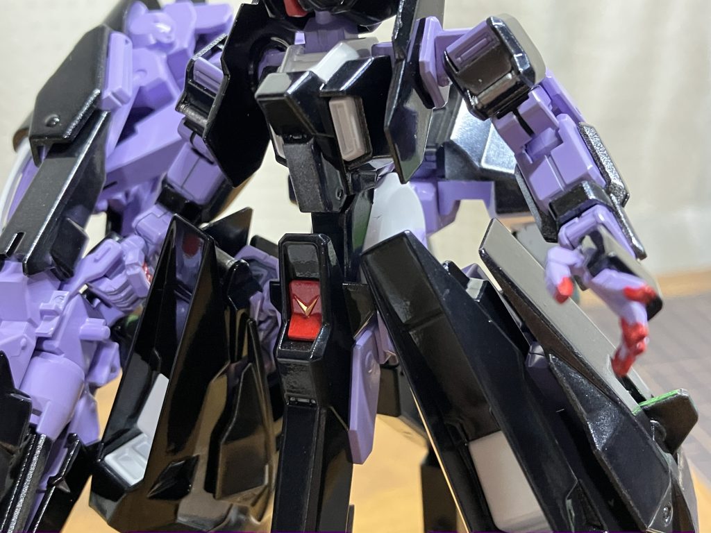 お馴染みの建機バーやセンサー類、Vのマークは筆塗りで塗ってますラッカーの上からラッカーで筆塗りしたんで結構緊張しましたね