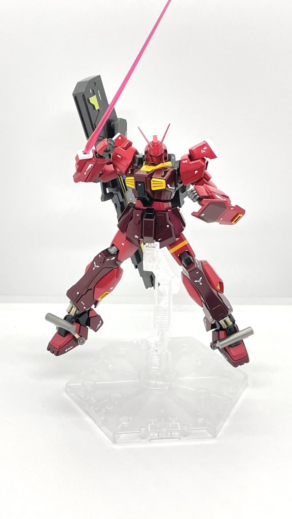 ビームサーベルは右腕に基部が一体化したものを装備。