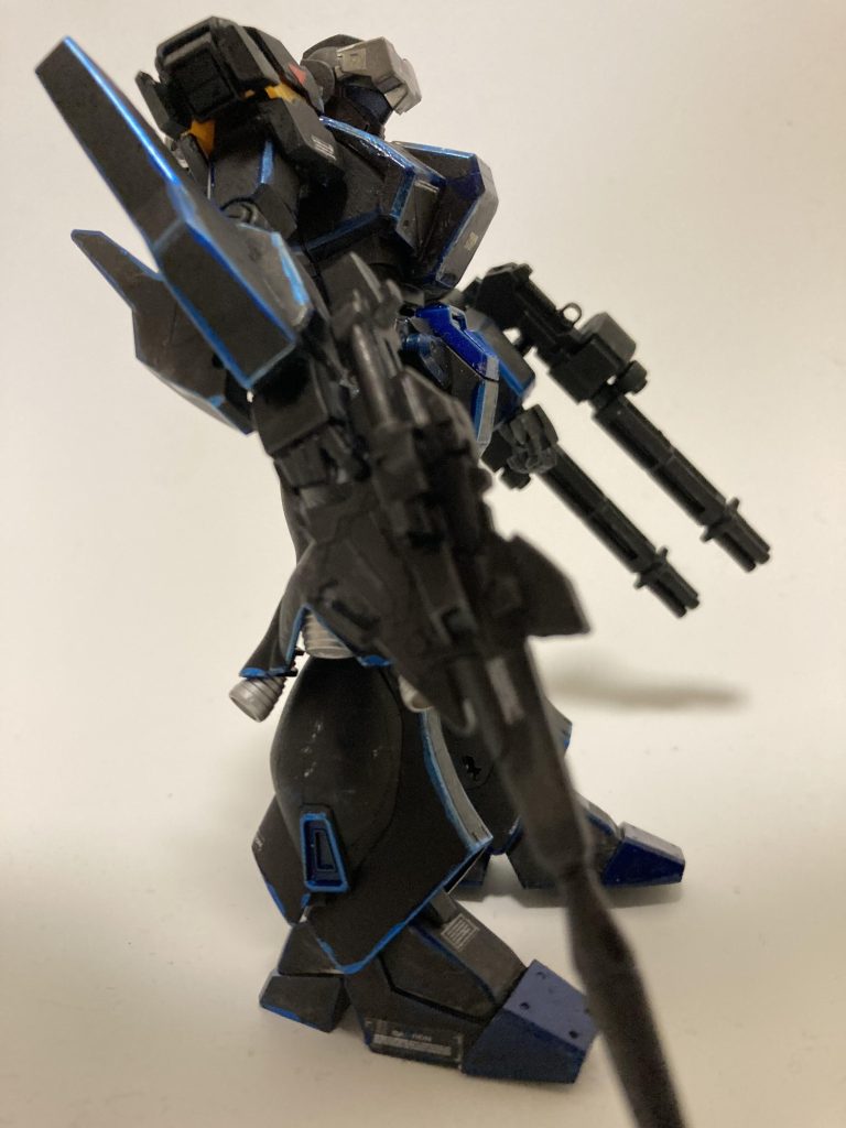 毎回思うアルアル。小さなパーツは落とす前提で床とテーブルを綺麗に。色と接着剤は蓋の開け閉めをマメに。角に置かない。力任せにこじ開けない。換気と手洗いは大事。