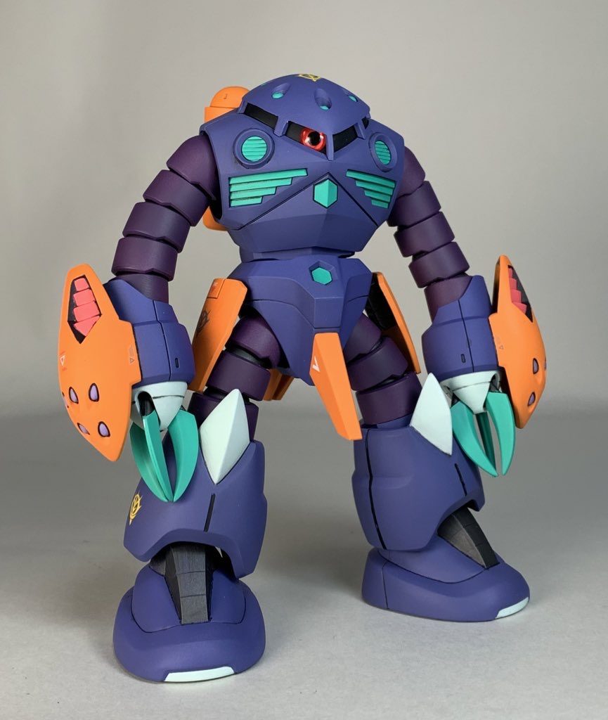 グーンを被った時の見栄えを考慮して腕を伸ばしています