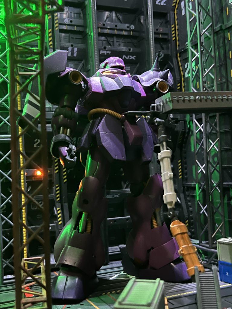 AE &NEO ZEON 袖付き部隊　フル•フロンタル親衛隊　MG  AMS-119C ギラドーガ　アンジェロ•ザウパー大尉カスタム専用機カラーver. & MS格納庫ジオラマ　✨✨✨✨✨–9枚目/制作者：SINANJU