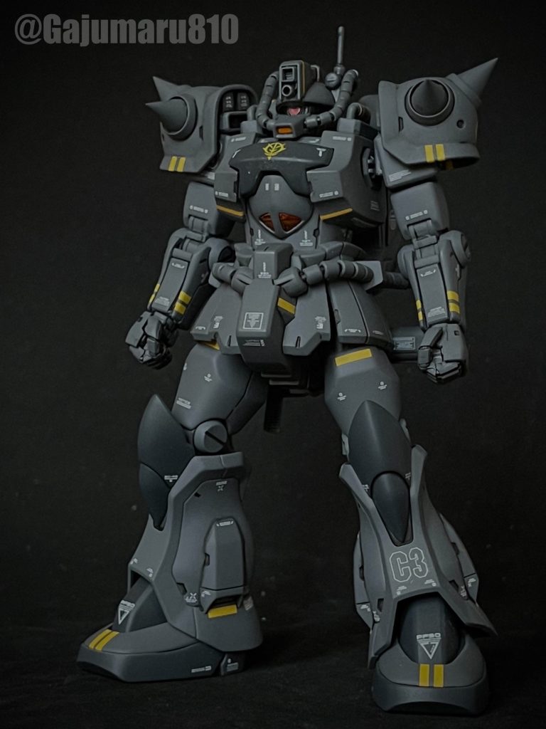 左右アームユニットを外した状態です。肩〜腕以外はほぼHGUCグフカスタムです。